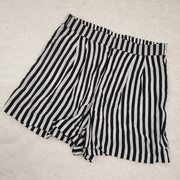 H&M Pants - STRIPED HIGH WAIST SHORTS